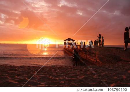 沐浴在夕陽下的海岸和人們 108799590