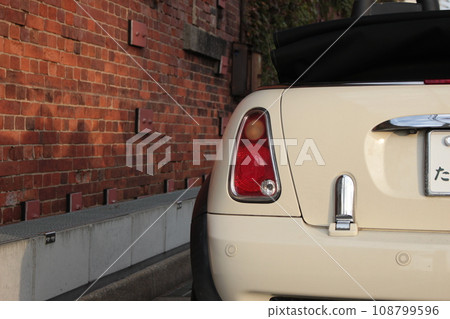 Mini Cooper的紅磚和後視圖 Mini Cooper的紅磚和後視圖 108799596