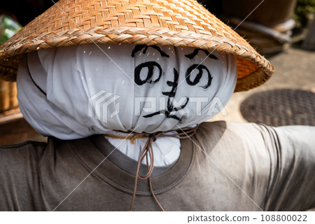 紀念品商店前展示的 Henoheno Moheji 娃娃場景 108800022