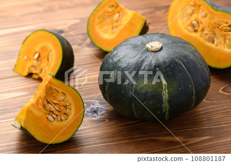 南瓜和切南瓜木紋背景 108801187