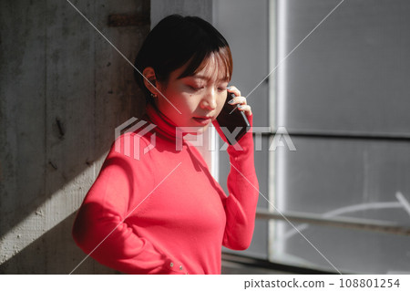 智慧型手機:使用手機的女人 智慧型手機:使用手機的女人 108801254