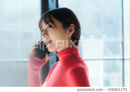 智慧型手機：使用手機的女人 108801270