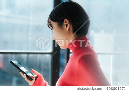 智慧型手機：使用手機的女人 108801271