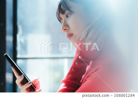 智慧型手機：使用手機的女人 108801284