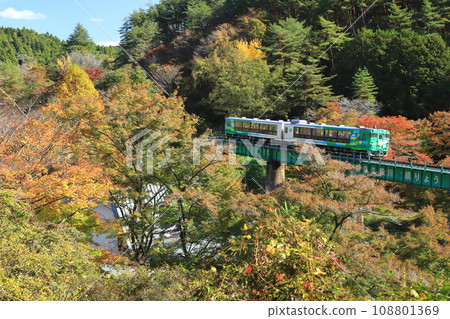 穿越九字川大橋的特別列車“復興水軍線紅葉號” 穿越九字川大橋的特別列車“復興水軍線紅葉號” 108801369