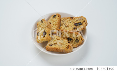 Biscotti（配葡萄乾、核桃和杏仁） 108801390