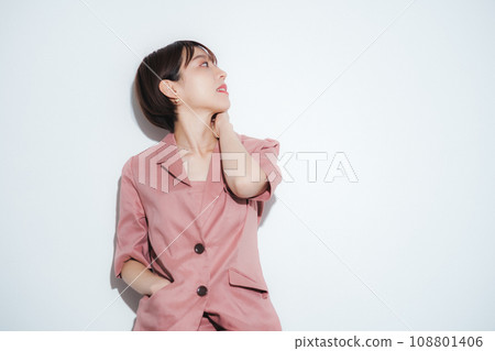 工作室年輕女性時裝模特 108801406