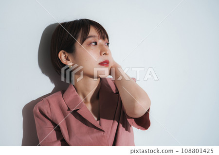 工作室年輕女性時裝模特 108801425