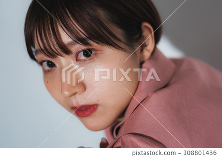 工作室年輕女性時裝模特 108801436