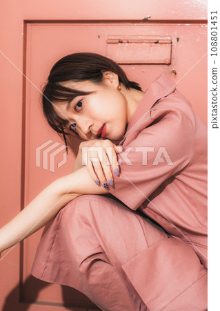 工作室年輕女性時裝模特 108801451