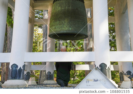 秋天的高野山、壇城伽藍、大塔鐘聲（高野四郎） 敲鐘的和尚 108801535