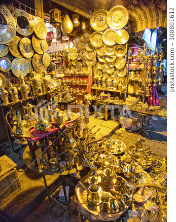 Cairo market with its crafts 108801612