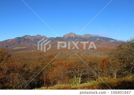 從平澤嶺(野部山高原)出發的八岳【長野縣南牧村/八岳草圖線】 從平澤嶺(野部山高原)出發的八岳【長野縣南牧村/八岳草圖線】 108801887