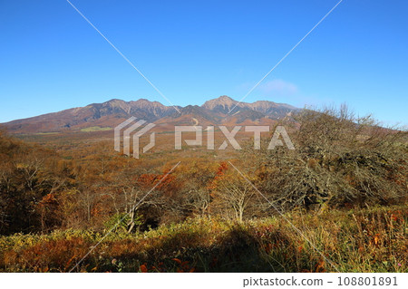 從平澤嶺(野部山高原)出發的八岳【長野縣南牧村/八岳草圖線】 從平澤嶺(野部山高原)出發的八岳【長野縣南牧村/八岳草圖線】 108801891