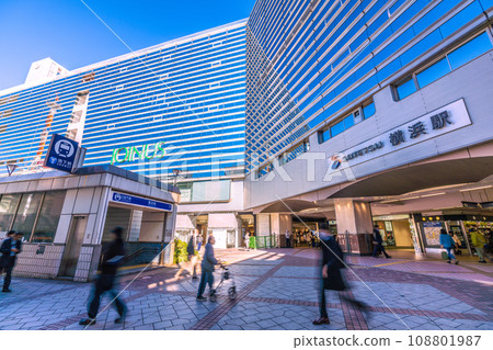 日本橫濱城市景觀十一月。全國平均/連續9週下降↓…相鐵橫濱站和橫濱市營地鐵橫濱站。老年人的外貌 108801987