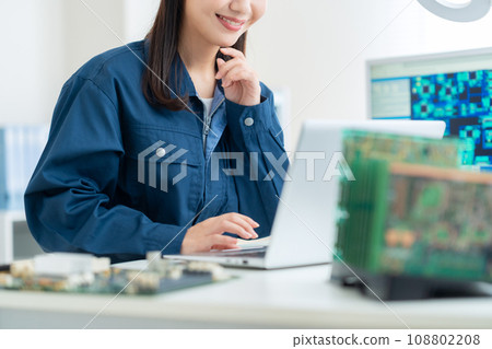 年輕女工程師檢查董事會 108802208