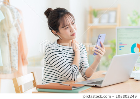 一名年輕女子在遠距辦公期間在客廳工作 108802249