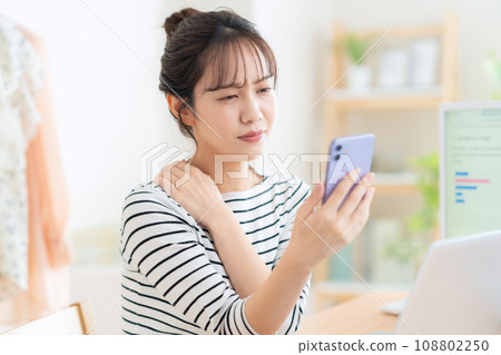 一名年輕女子在遠距辦公期間在客廳工作 108802250