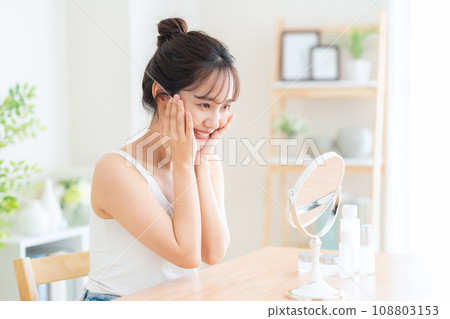 在客廳做護膚的年輕女人 在客廳做護膚的年輕女人 108803153