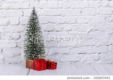 Christmas tree, December 31 calendar, gifts, snowman on the background of a brick wall Christmas tree, December 31 calendar, gifts, snowman on the background of a brick wall 108803401
