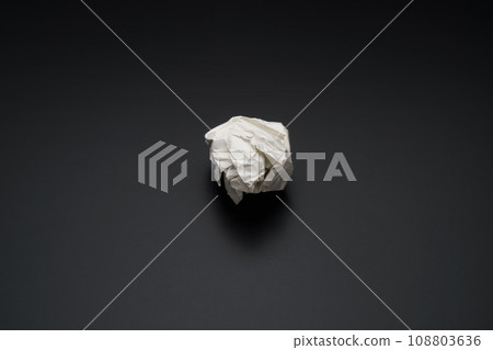 捲起的廢紙 捲起的廢紙 108803636