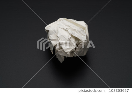 捲起的廢紙 捲起的廢紙 108803637