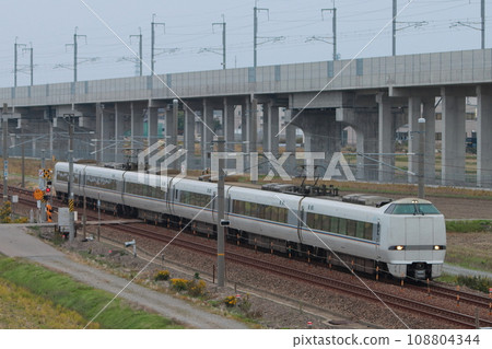 以即將開通的北陸新幹線高架線為背景,681系列特急「白鷺」最後一次亮相。_攝於2023年11月4日 以即將開通的北陸新幹線高架線為背景,681系列特急「白鷺」最後一次亮相。_攝於2023年11月4日 108804344