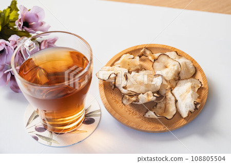 Rooibos tea and Jerusalem artichoke chips Rooibos tea and Jerusalem artichoke chips 108805504