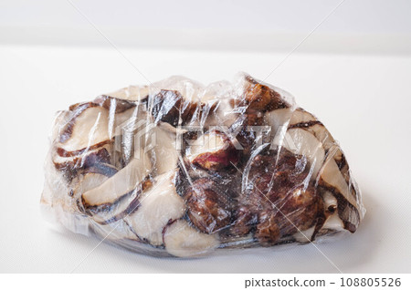 Making salted Jerusalem artichokes 108805526