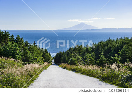稚內白色道路和利尻富士 稚內白色道路和利尻富士 108806114