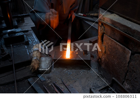 拍攝鐵匠工匠鍛造刀具,刀具是所有傳統工藝的必備工具。 拍攝鐵匠工匠鍛造刀具,刀具是所有傳統工藝的必備工具。 108806311