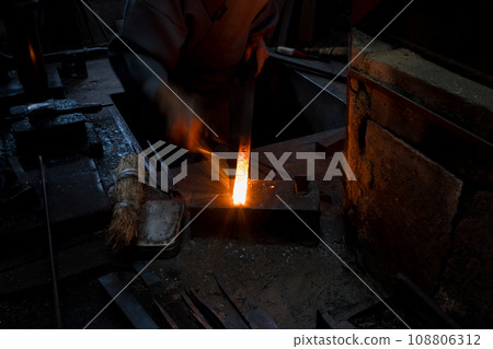 拍攝鐵匠工匠鍛造刀具，刀具是所有傳統工藝的必備工具。 108806312