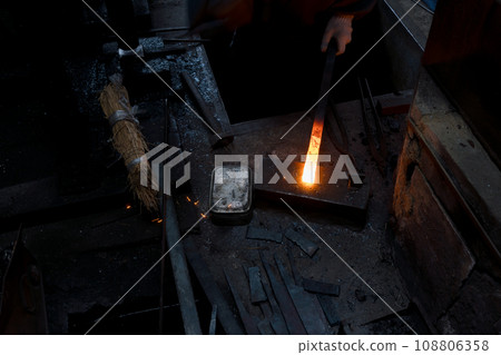 拍攝鐵匠工匠鍛造刀具，刀具是所有傳統工藝的必備工具。 108806358