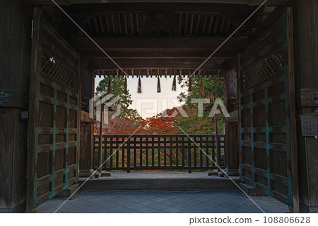 從京都毗沙門堂 Chokushimon 門通往神社的秋景 108806628