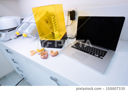 Laptop and device for washing a dental 3d print in a cleaning solution, and curing the mold using UV light 108807330