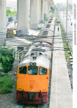 在泰國國家鐵路 SRT 阿索克車站運行的火車, 曼谷, 泰王國 在泰國國家鐵路 SRT 阿索克車站運行的火車, 曼谷, 泰王國 108808197