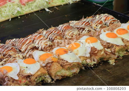 Okonomiyaki from food stalls on festival days Okonomiyaki with plenty of eggs and vegetables 108808203