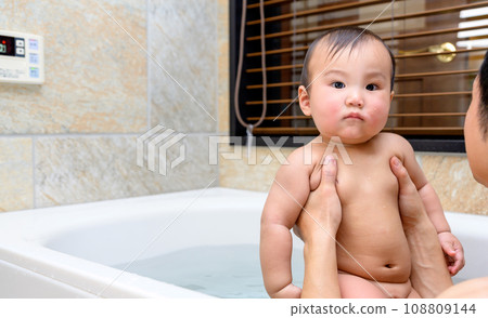 嬰兒被父親洗澡、抱著、嬰兒、育嬰假、0歲嬰兒、浴缸浴室 108809144