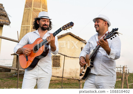 Musicians in white clothes 108810402