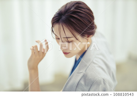 穿夾克的女人的美麗形象 穿夾克的女人的美麗形象 108810543