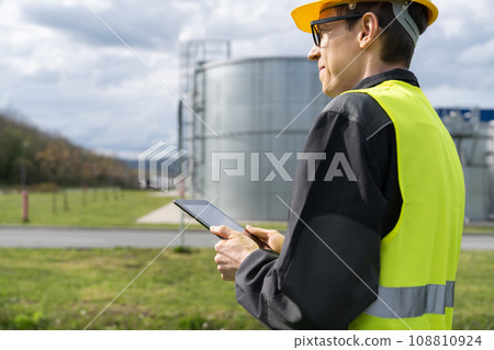 Engineer with digital tablet Engineer with digital tablet 108810924