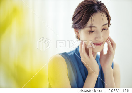 Beauty of a woman in her 30s with beautiful skin Beauty of a woman in her 30s with beautiful skin 108811116