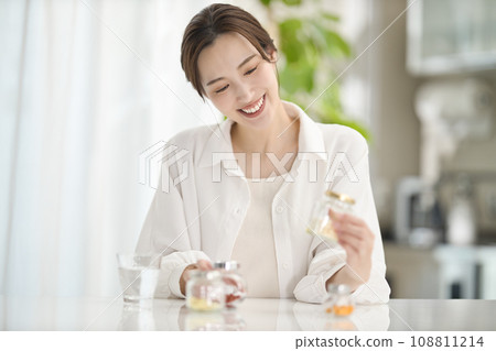 女人在客廳喝補充劑 108811214