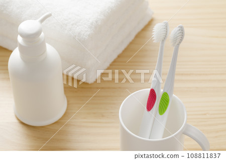 白色牙刷、杯子和毛巾牙膏圖像 108811837