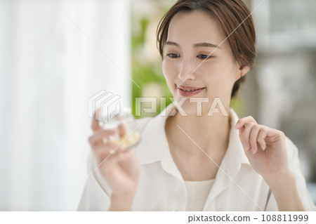 女人在客廳喝補充劑 108811999