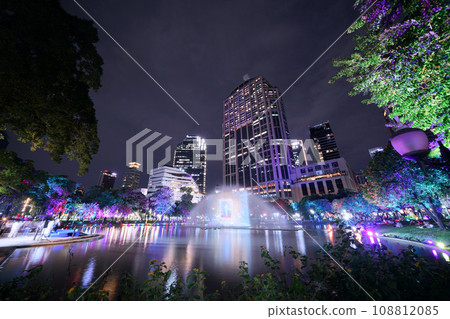 泰國曼谷 Benjasiri 公園母親節舉行噴泉表演 泰國曼谷 Benjasiri 公園母親節舉行噴泉表演 108812085