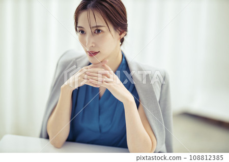 穿夾克的女人的美麗形象 108812385