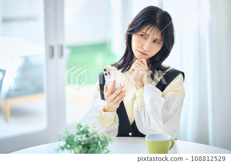 操作智能手機的女人 108812529