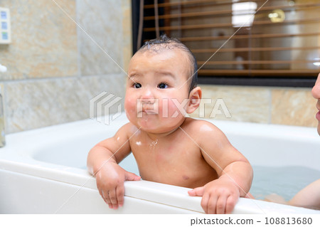 Baby being bathed by father, washing away foam, infant, childcare, childcare, infant, 0 years old, bathtub bathroom Baby being bathed by father, washing away foam, infant, childcare, childcare, infant, 0 years old, bathtub bathroom 108813680