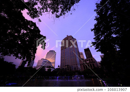 Benjasiri 公園，曼谷，泰國，彩虹景觀 108813907